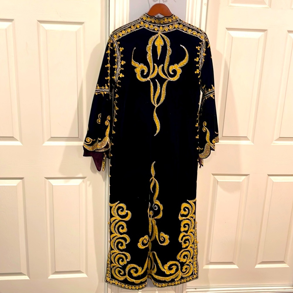 ONE OF A KIND 🌟TRUE VINTAGE 🌟1970s🌟EMBROIDERED VELVET COAT